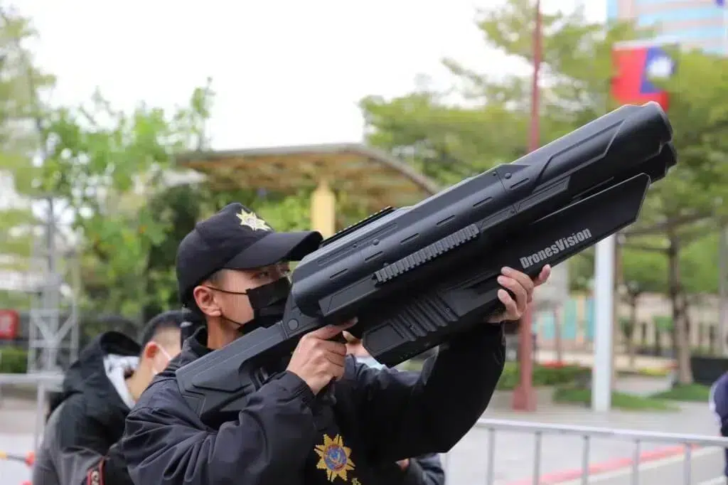 Anti Drone Gun: The Latest Weapon Against Drones 1 anti-drone system, portable jamming gun, portable drone jammer, GNSS signal blocker, counter drone device, anti-drone gun, drone detector, counter drone system
